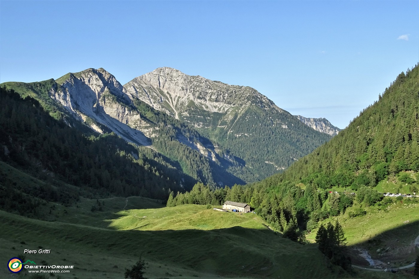 16 Vista sulla conca delle Baite di Mezzeno salendo al Passo della Marogella sul sent. 107A.JPG